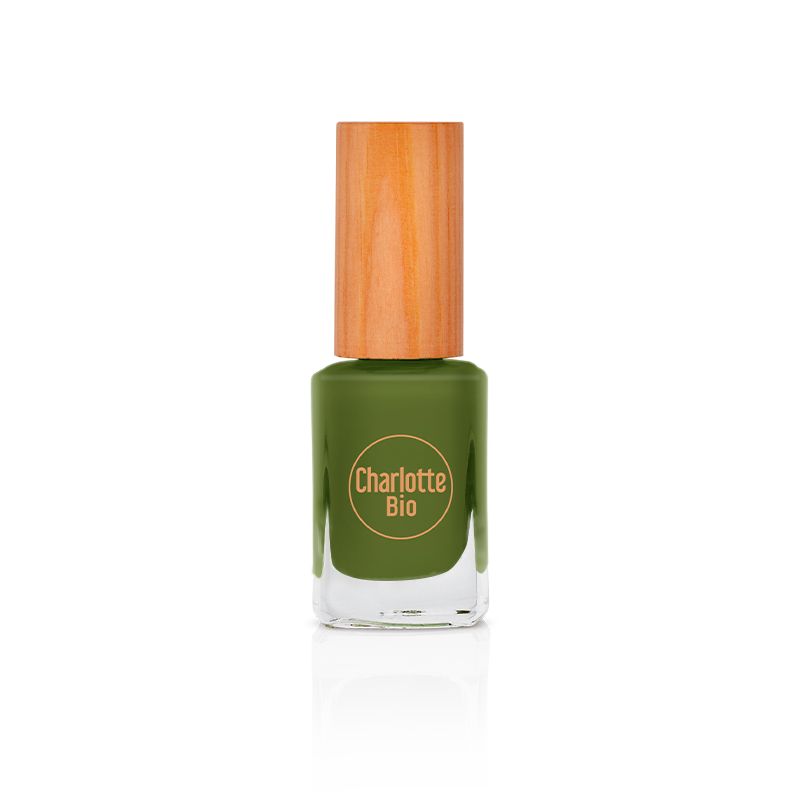 Grüner Nagellackflakon mit Holzdeckel. Auf dem Flakon steht "Charlotte Bio".