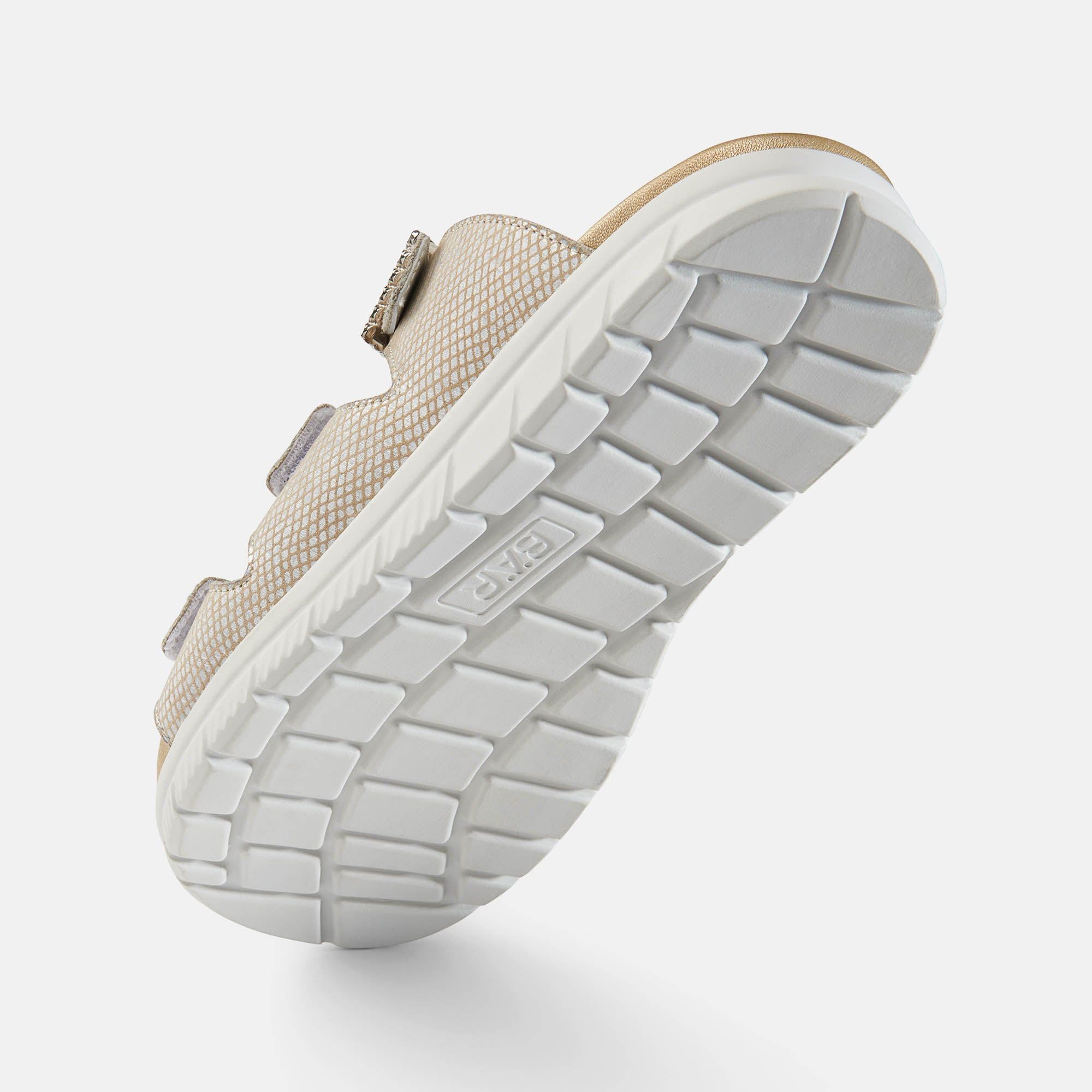 Unterseite einer Sandale. Weiße Sohle mit Profil. BÄR Logo. Beige Fußbett.