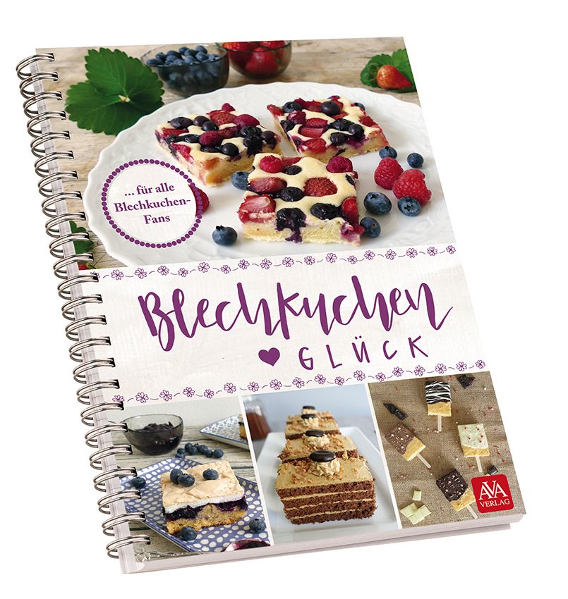 Spiralgebundenes Kochbuch mit dem Titel "Blechkuchen Glück". Auf dem Cover Kuchenstücke mit Beeren. AVA Verlag Logo.