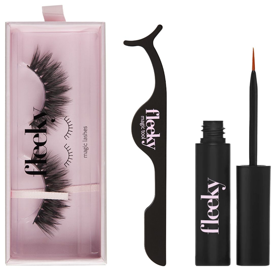 Fleeky Magic Lashes Kit Boo. Kunstwimpern, Kleber, Applikator. Schwarze Wimpern in transparenter Verpackung. Schwarzer Applikator und Kleber.