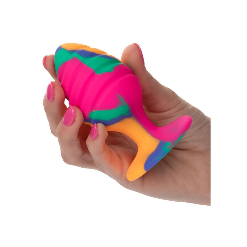 Mehrfarbiger Analplug in einer Hand. Farben: Pink, Grün, Blau und Orange. Mit Saugnapf.