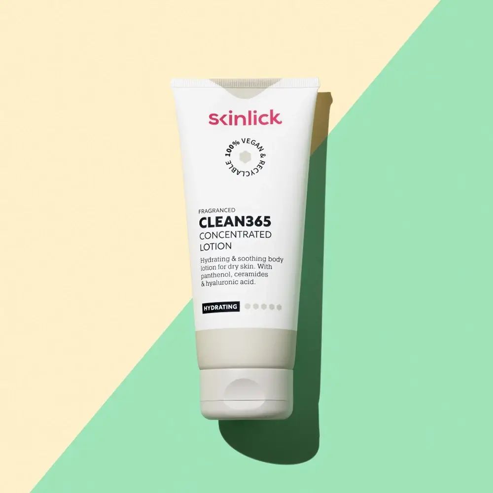 Weiße Tube SKINLICK CLEAN365 Lotion. Text: 100% vegan, recyclebar. Aufschrift: Hydrating & soothing body lotion for dry skin. Mit Panthenol, Ceramides & Hyaluronsäure.