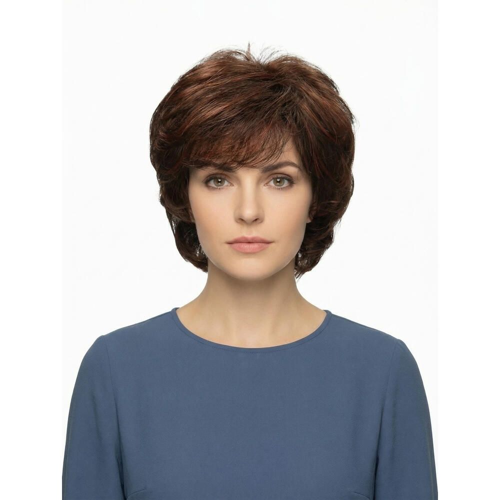 Kurzhaarperücke in Braun, mit Pony. Frau mit blauem Oberteil. Frontansicht.