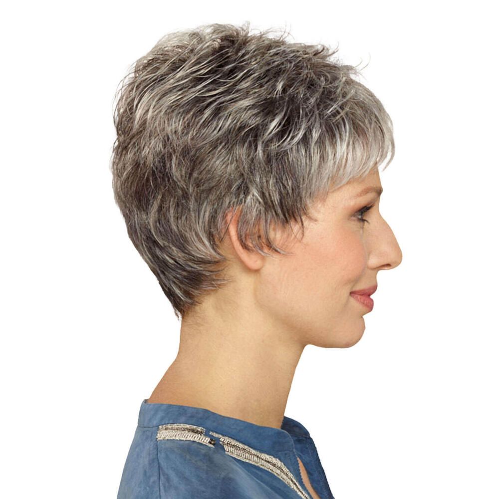 Kurzhaarperücke mit grauen Strähnen. Frau mit blauem Oberteil, Seitenansicht.