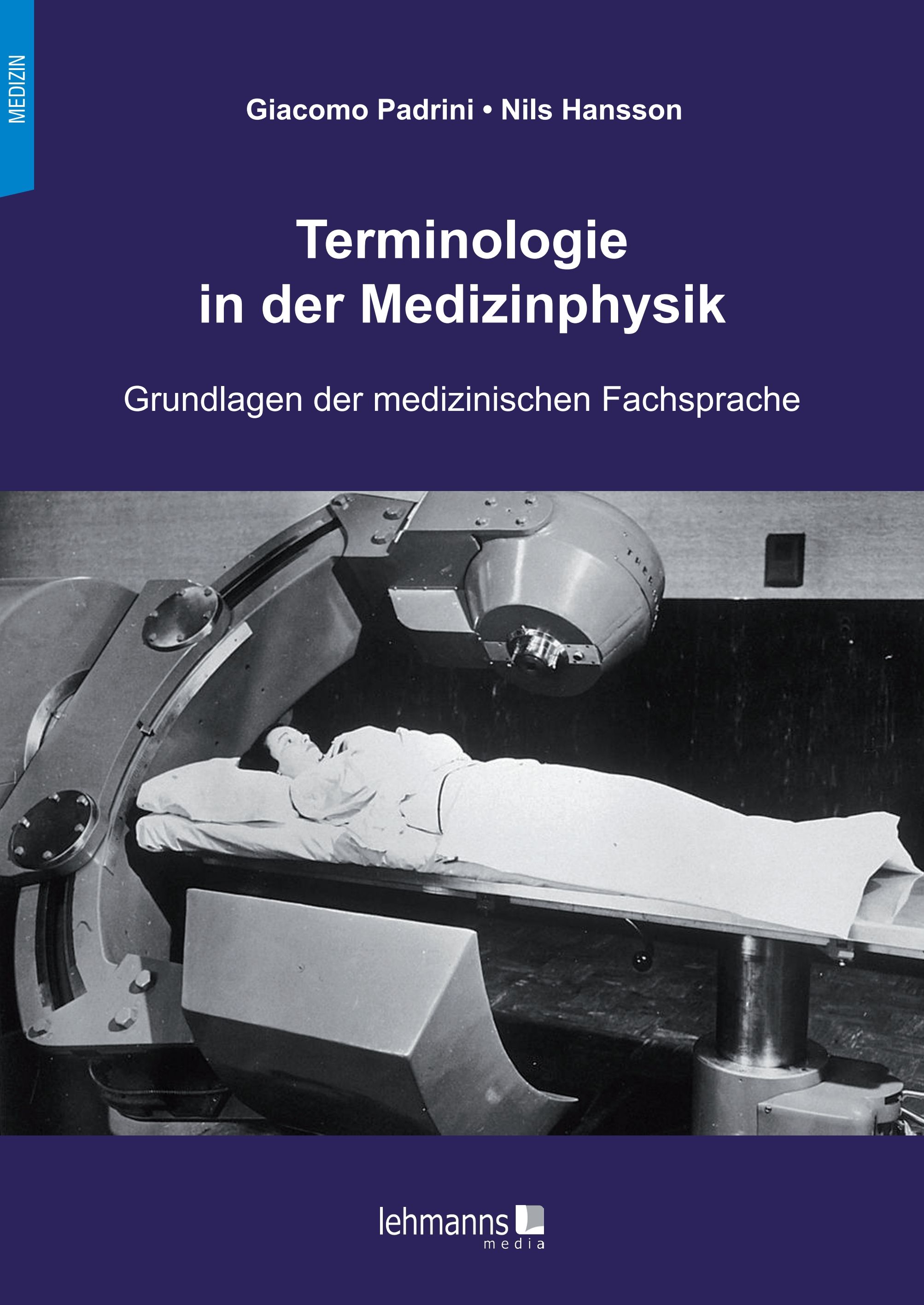Buchcover: Terminologie in der Medizinphysik. Autoren: Giacomo Padrini, Nils Hansson. Verlag: lehmanns media. Patient auf Behandlungstisch.