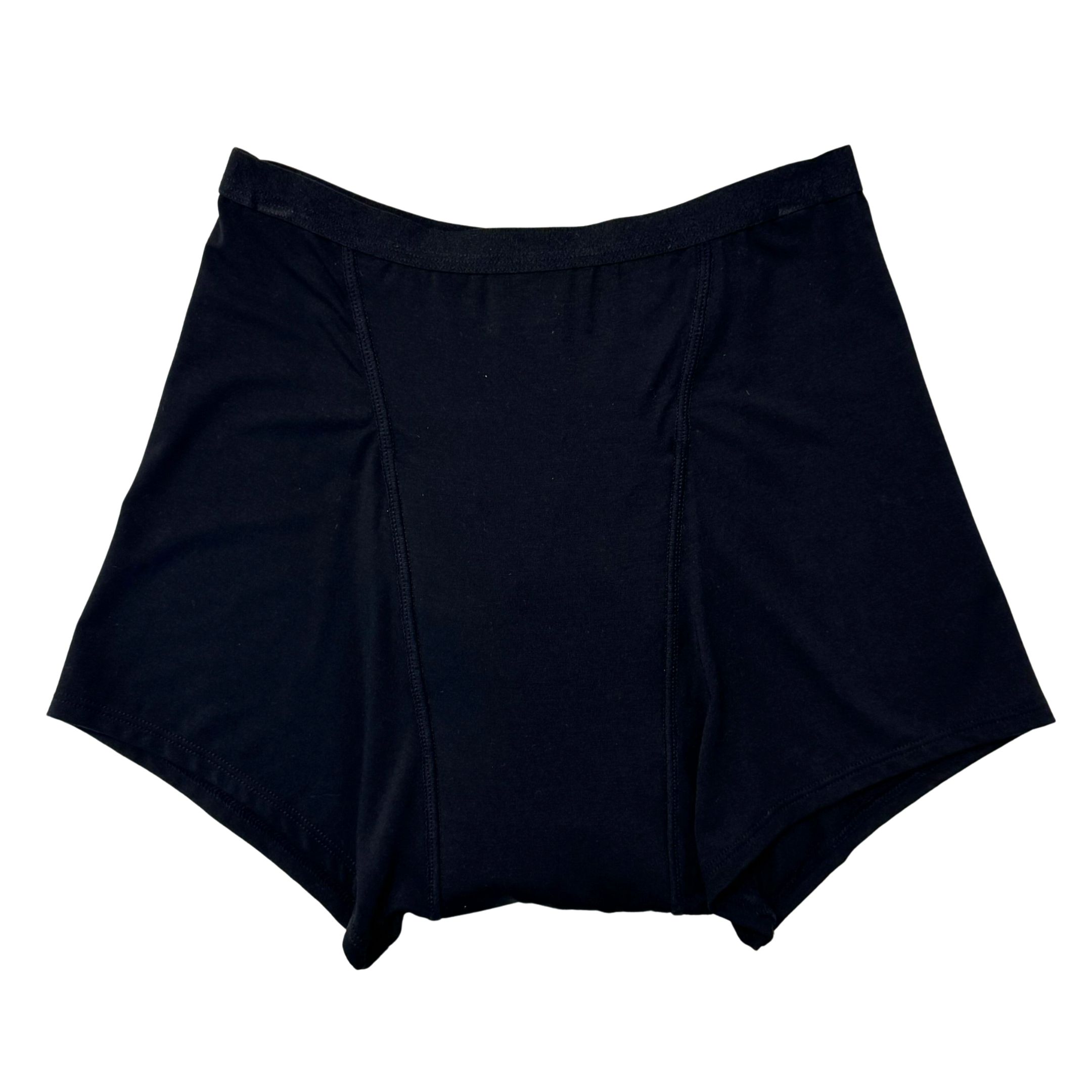 Schwarzer Boxer-Slip. Blick von vorne. Mittlere Länge, breiter Bund, Nähte.