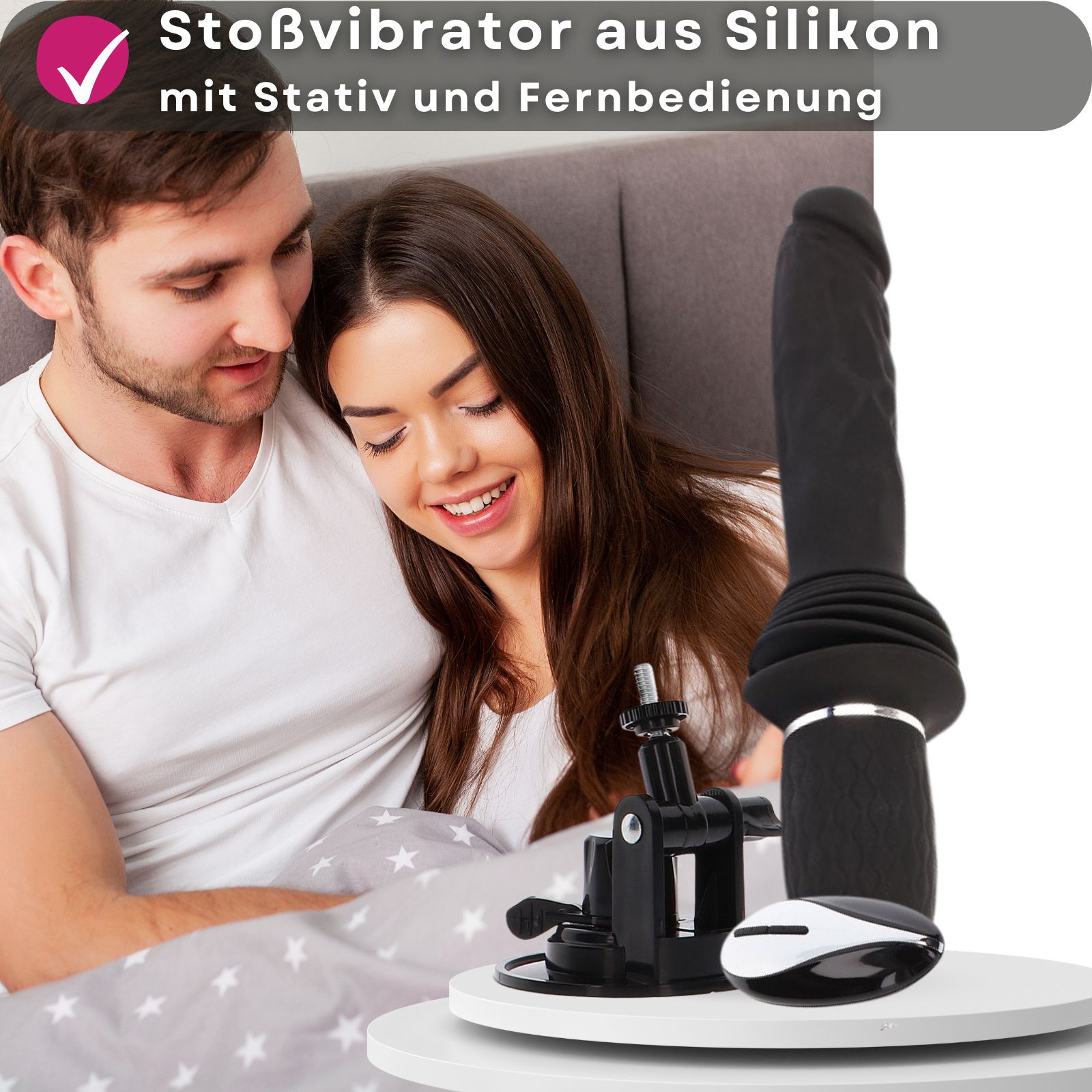 Schwarzer Stoßvibrator aus Silikon mit Stativ und Fernbedienung. Paar im Bett. Produkt im Einsatz.