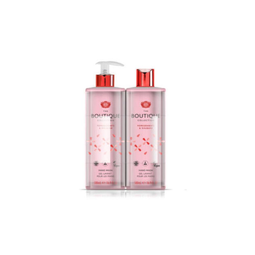 Zwei Flaschen Handwaschgel. Rosa Flüssigkeit, transparente Flaschen mit rotem Deckel. Aufschrift: Boutique Collection, Granatapfel & Rhabarber.