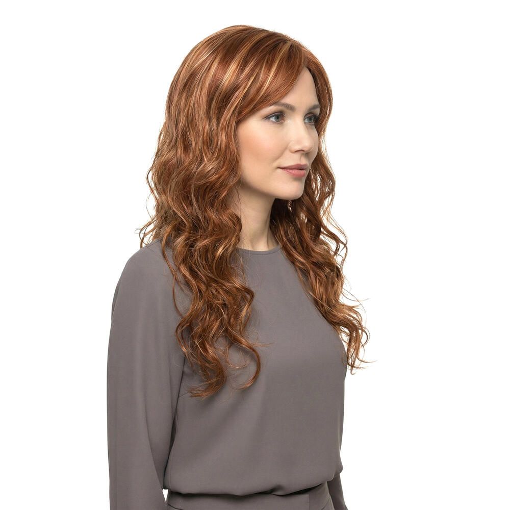 Frau mit roter, gewellter Perücke. Dreiviertelansicht. Die Perücke hat einen Pony.