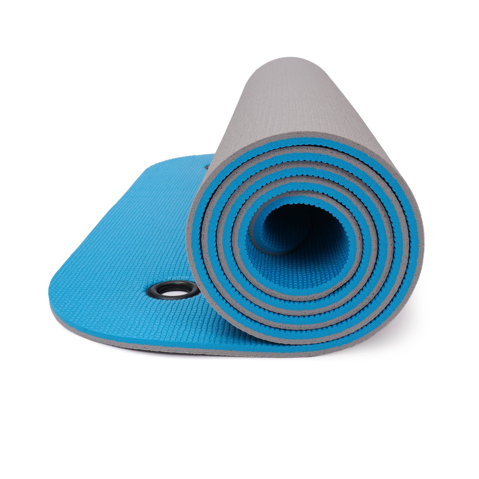 Gymnastikmatte in Nahaufnahme, aufgerollt, zeigt blaue und graue Schichten und Ösen.