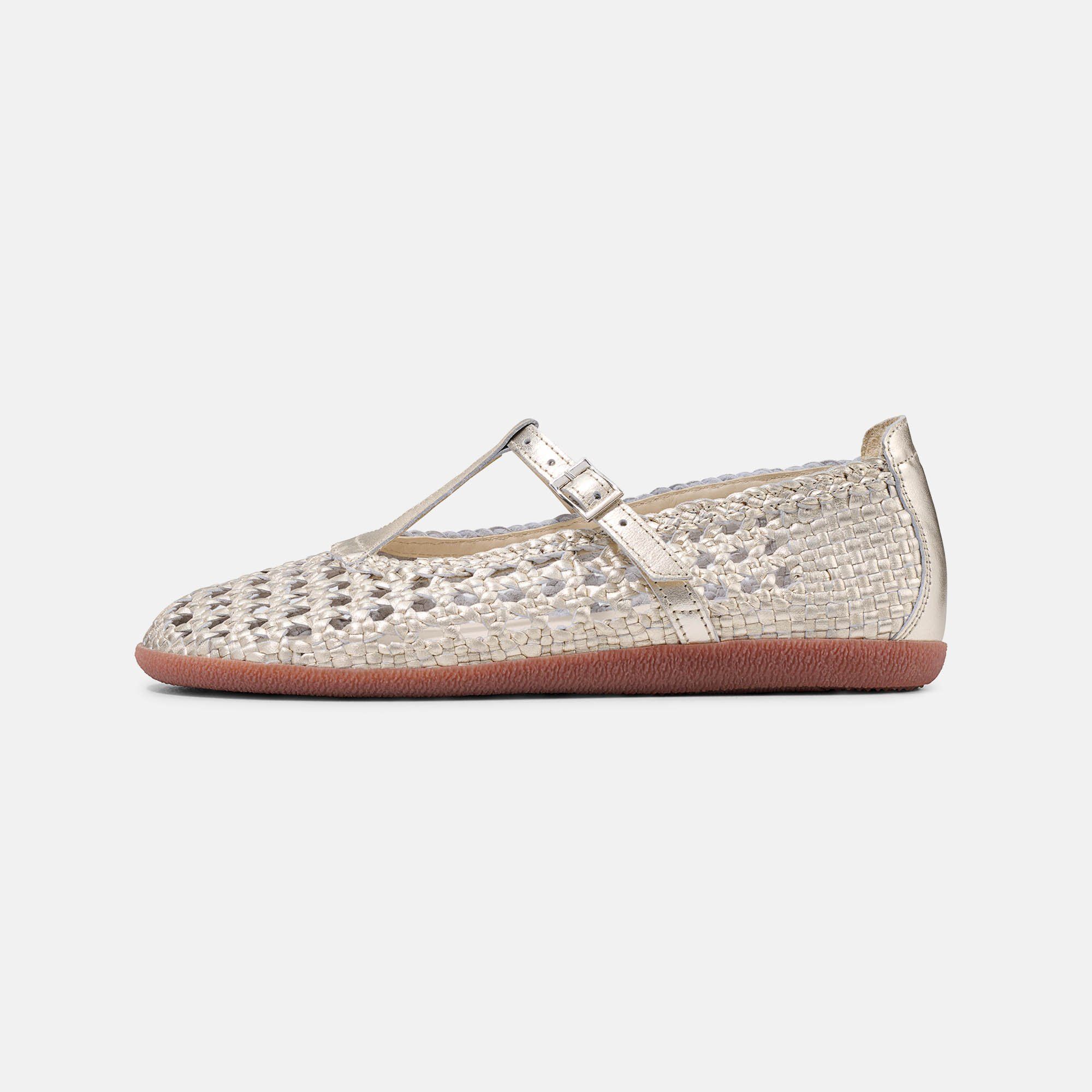 Goldfarbener BÄR Schuhe Colleen Damen Slipper. Offenes, geflochtenes Obermaterial, T-Riemen mit Schnalle, breite Passform.