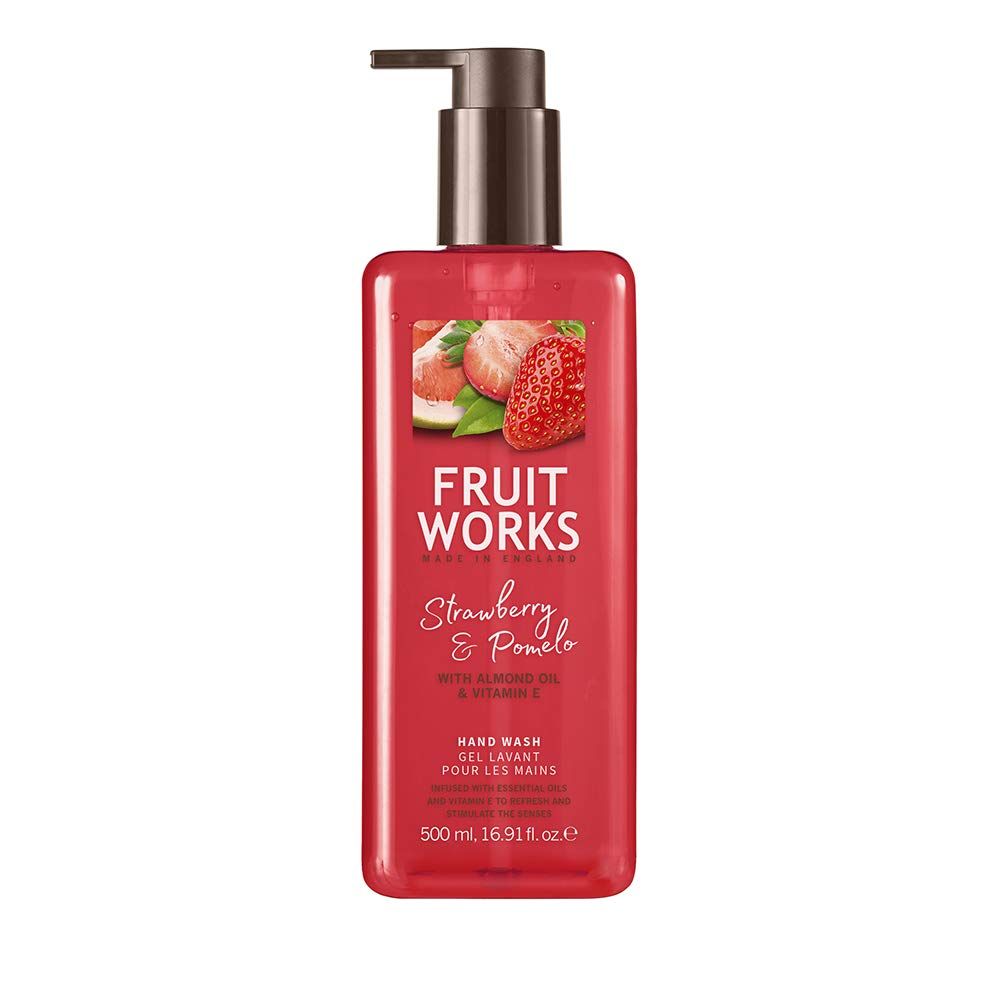 Rote Flüssigseife mit Dosierpumpe. Aufschrift: FRUIT WORKS, Erdbeere & Pomelo. Abbildung von Erdbeeren und Pomelo.