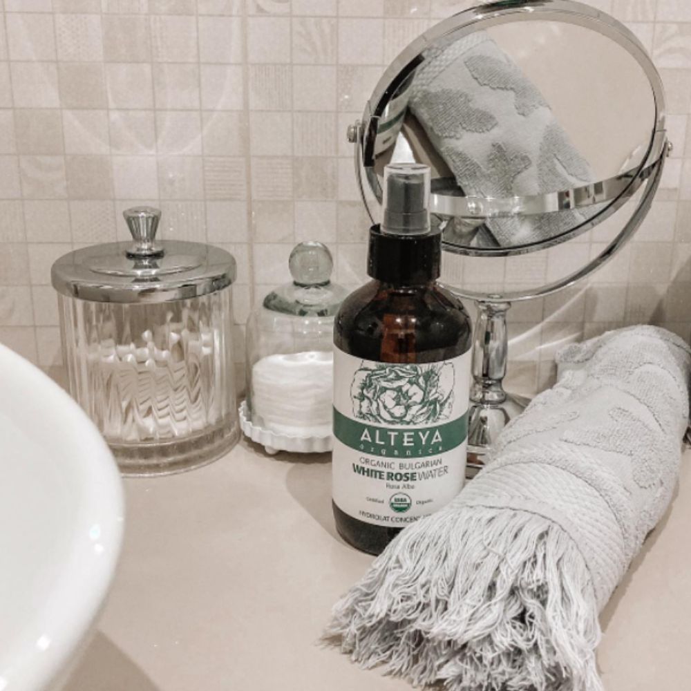 Alteya Organics weißes Rosenwasser im Glas