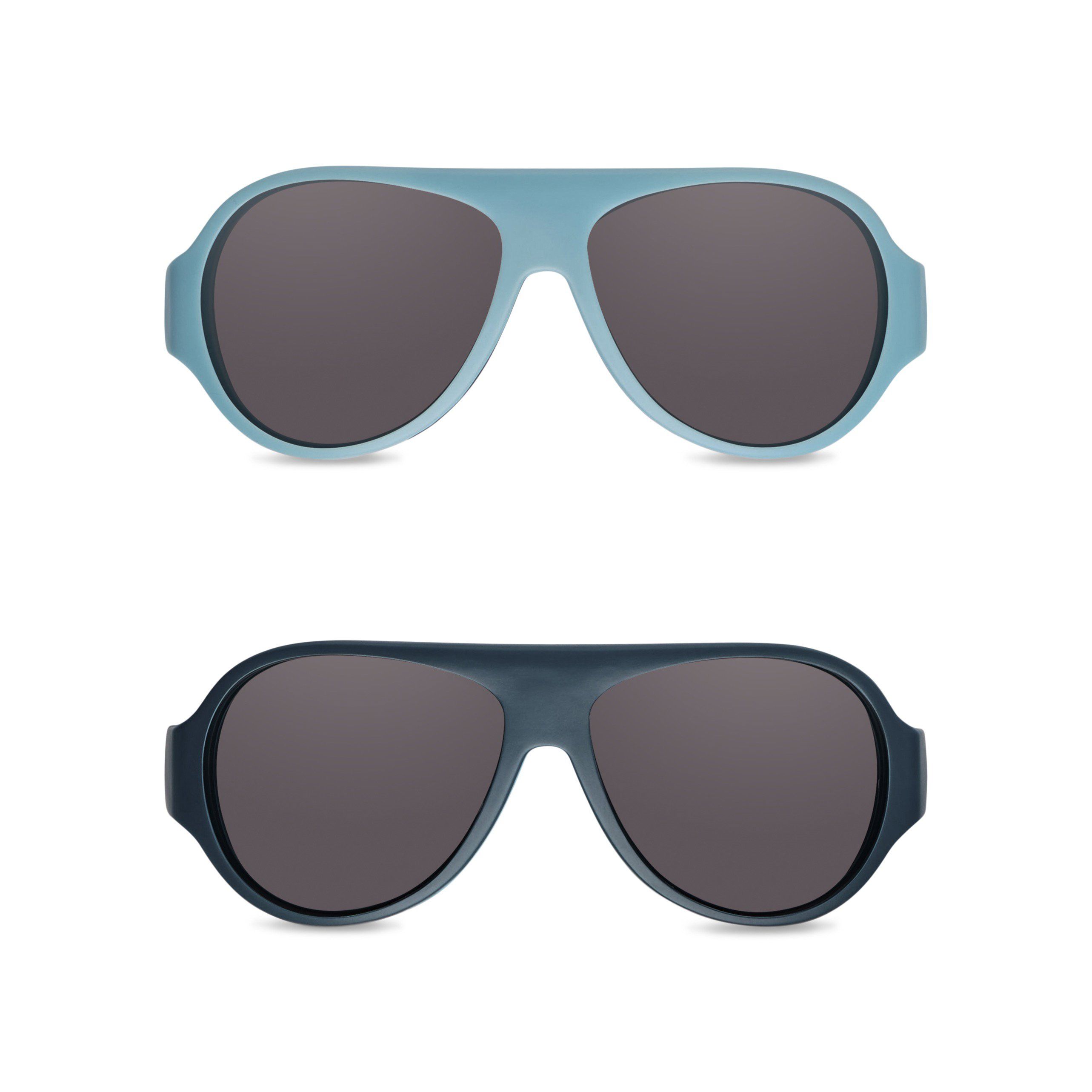 Zwei Sonnenbrillen mit dunklen Gläsern. Eine hellblau, eine dunkelblau. Beide im Aviator-Stil.
