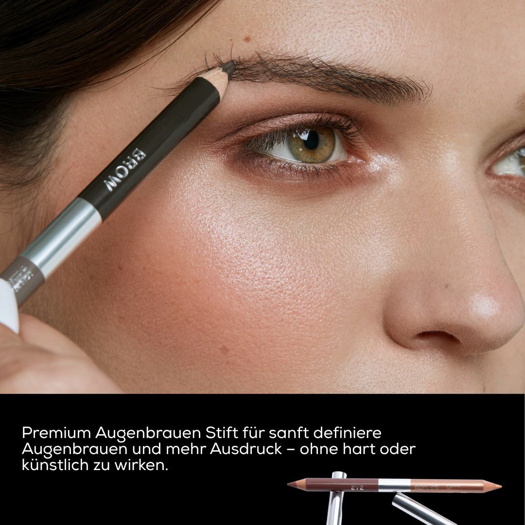 Nahaufnahme einer Frau, die mit einem Augenbrauenstift ihre Augenbraue nachzeichnet. Der Stift trägt die Aufschrift "BROW".