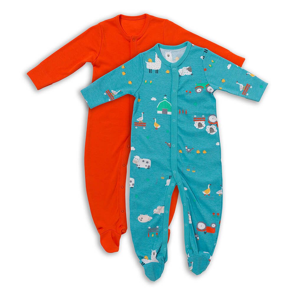 Zwei Baby-Schlafanzüge. Einer orange, einer blau mit Bauernhof-Motiv. Langarm, Druckknöpfe, Fußteil.
