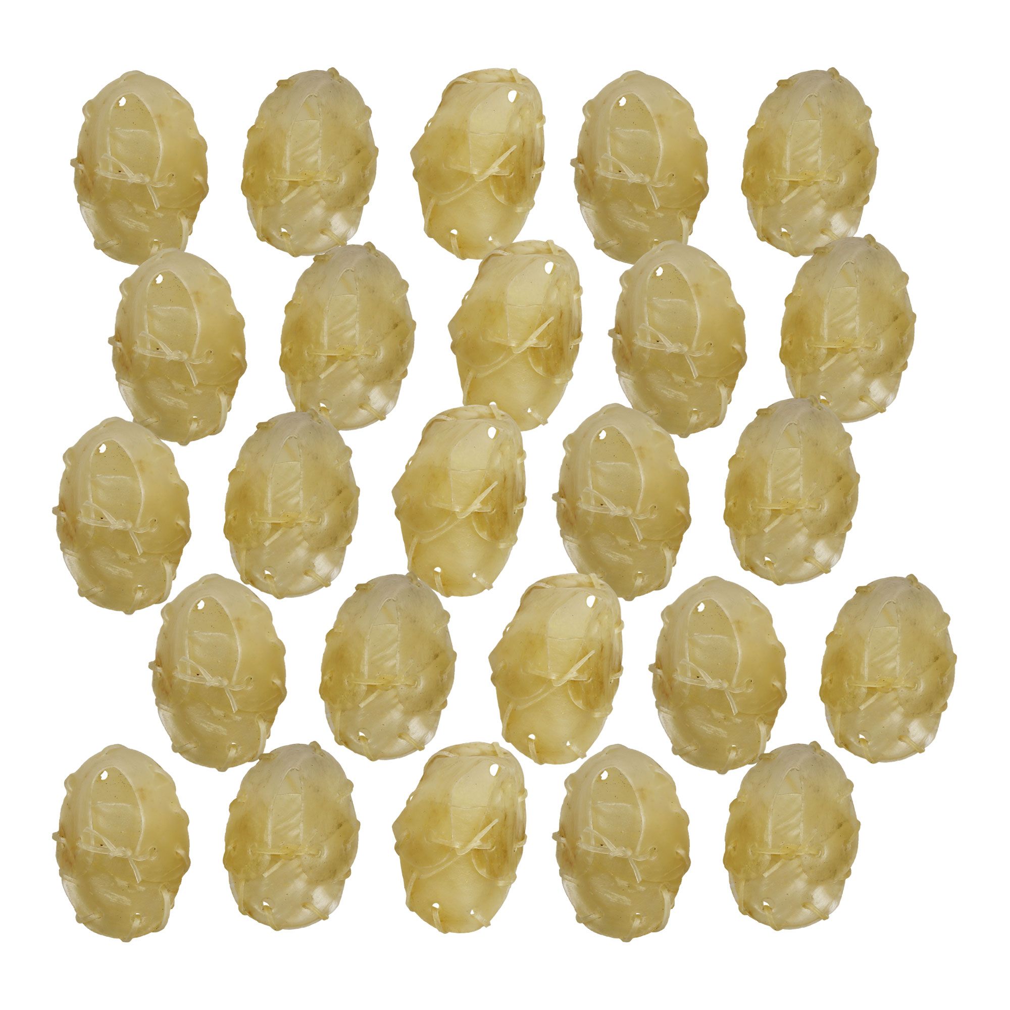 Mehrere helle, ovale Kausnacks, angeordnet auf weißem Hintergrund. Die Snacks haben eine unregelmäßige Form und eine helle Farbe.