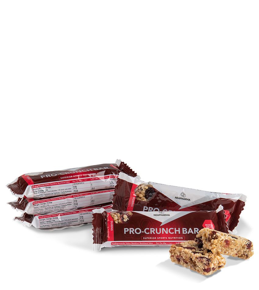 Mehrere verpackte Riegel. Aufschrift: Pro Crunch Bar. Sichtbar: Müsli-Stückchen. Verpackung: Rot und Weiß.