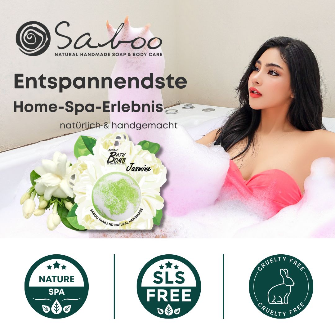 Frau in Badewanne mit Schaum. Badebombe mit Jasmin-Aufdruck. Text: SABOO, Natural Handmade, SLS Free, Cruelty Free, Nature Spa.