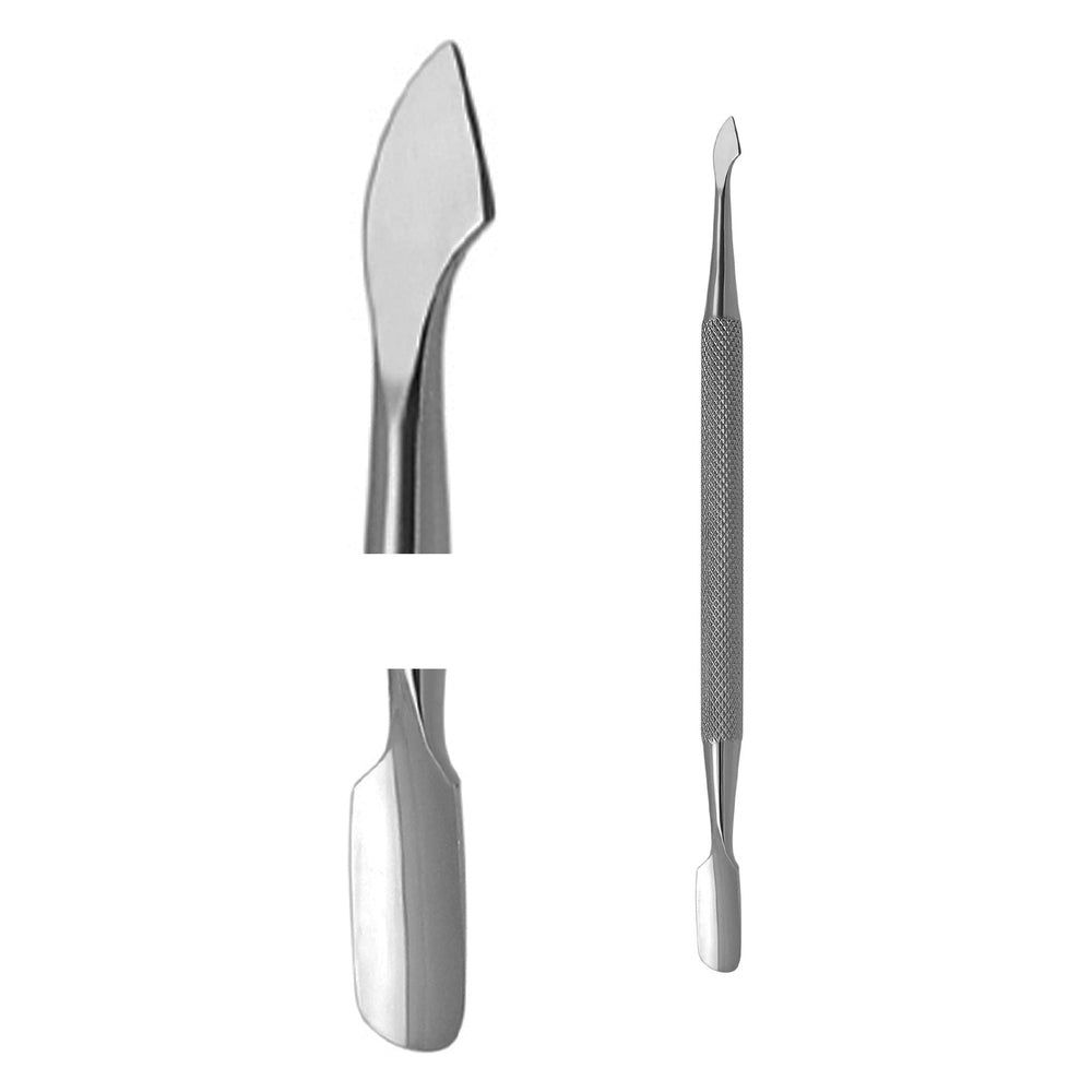 Doppelseitiges Reinigungsinstrument aus Metall. Ein Ende mit gebogener Klinge, das andere mit abgerundeter Spitze und geriffeltem Griff.