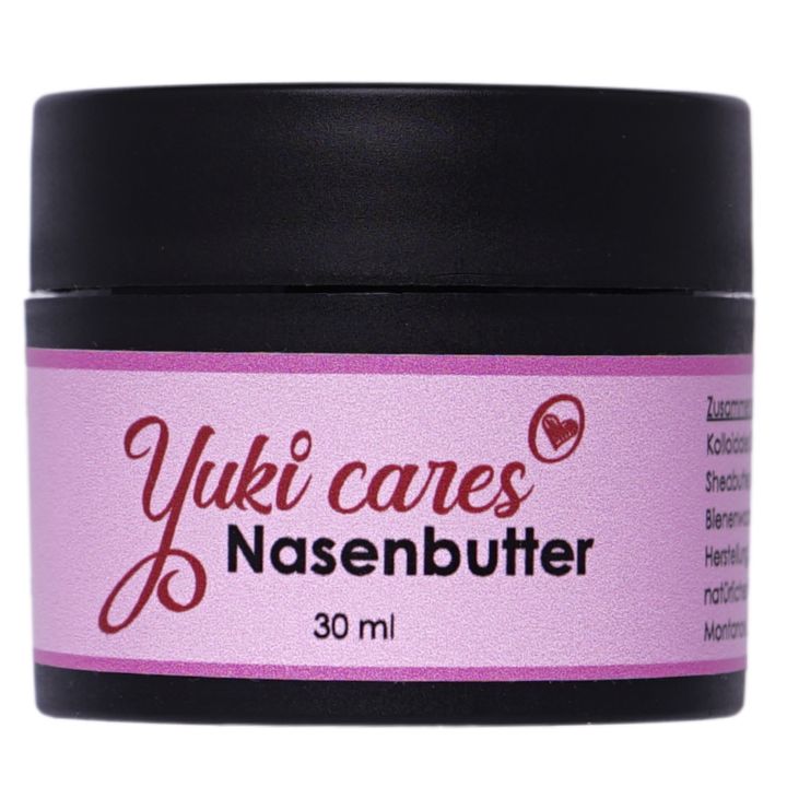 Tiegel mit Nasenbutter. Schwarzer Tiegel mit rosa Etikett. Aufschrift: Yuki cares Nasenbutter, 30 ml.