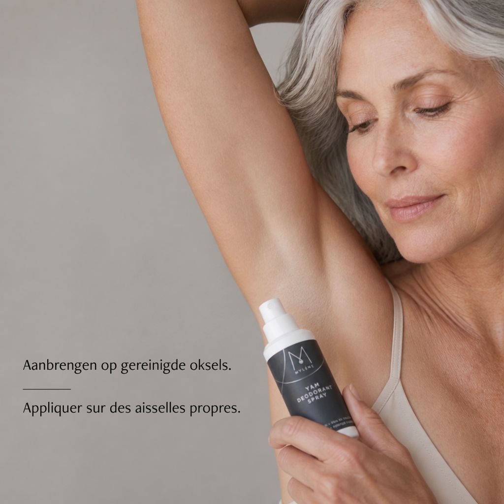 Ältere Frau mit Mylène Yam Deodorant Spray, das auf die Achsel aufgetragen wird.