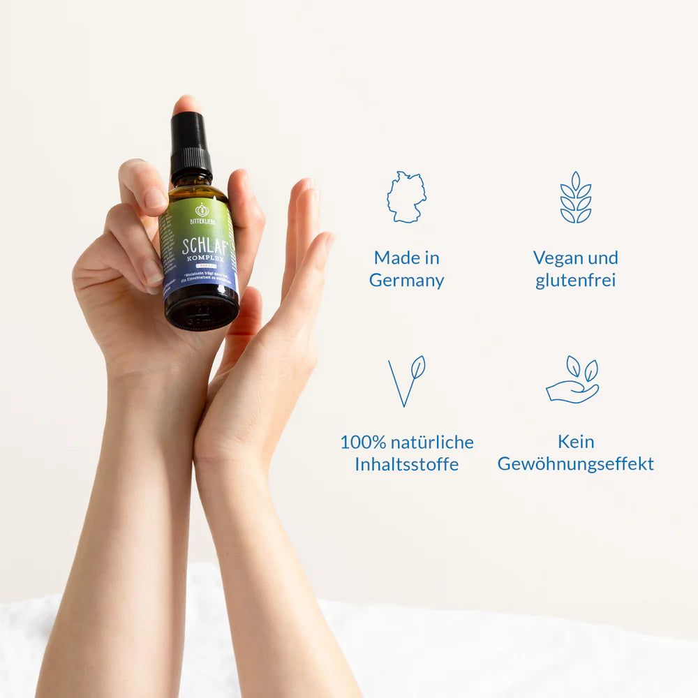 Hände halten BitterLiebe Schlaf Komplex Spray. Text: Made in Germany, vegan, glutenfrei, natürliche Inhaltsstoffe, kein Gewöhnungseffekt.