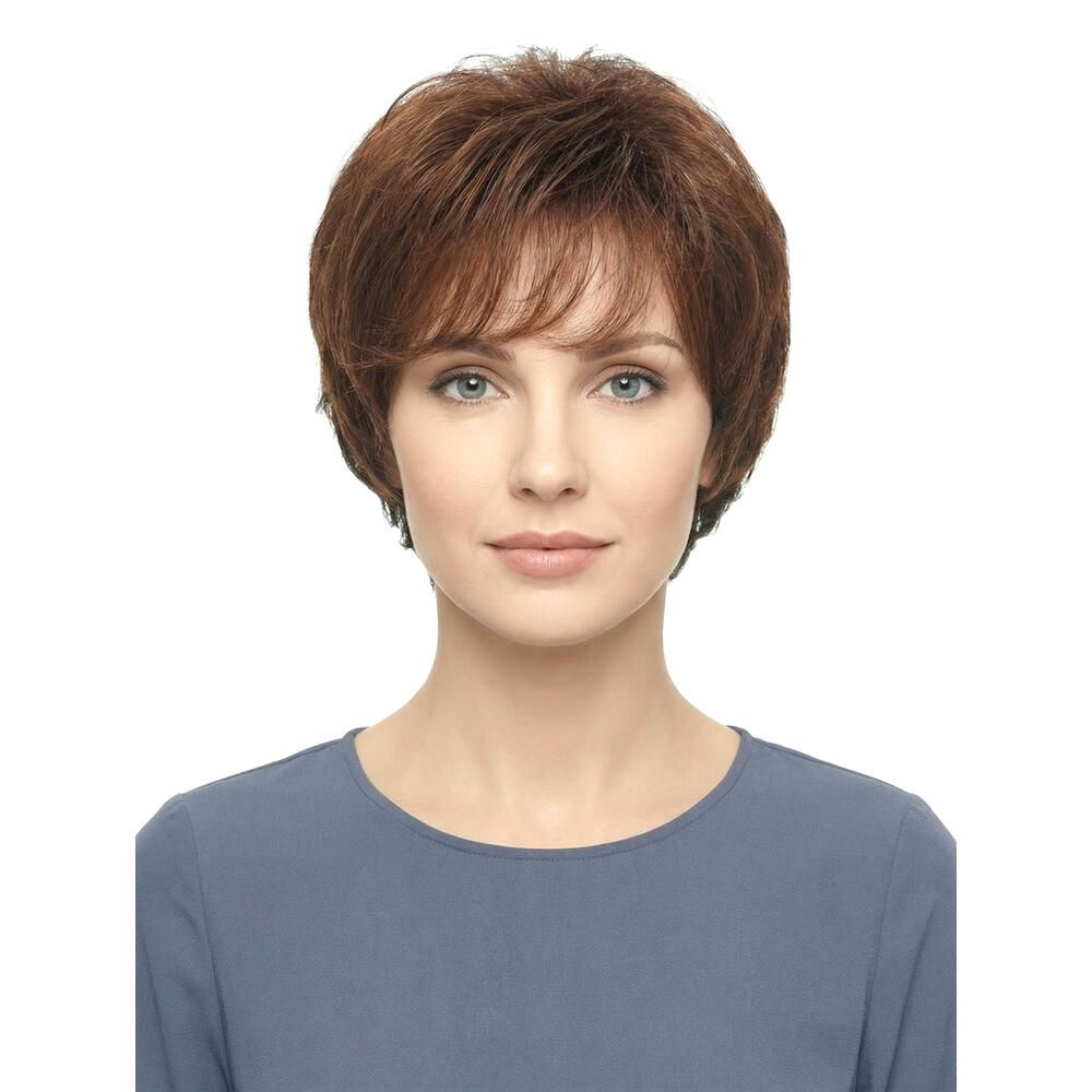 Kurzhaarperücke in Braun, mit Pony. Die Perücke wird von einer Frau getragen, die in die Kamera blickt.