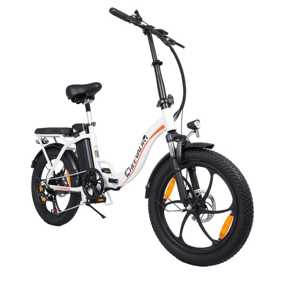 Weißes Elektrofahrrad mit schwarzen Reifen. Sichtbar: Sattel, Gepäckträger, Marke CHEEVALRY.