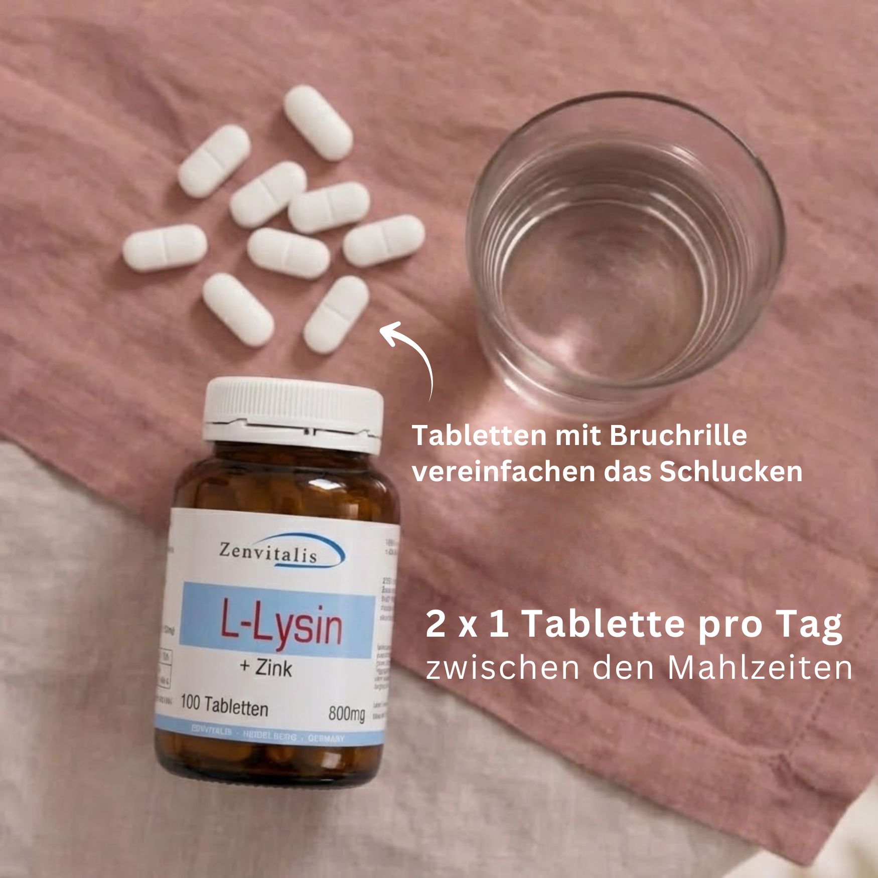 Tablettenflasche, Tabletten und Glas Wasser. Text: "Tabletten mit Bruchrille" und Dosierung.