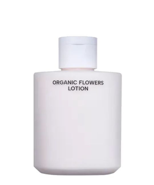 Weiße Lotion-Flasche mit weißem Deckel. Aufschrift: ORGANIC FLOWERS LOTION.