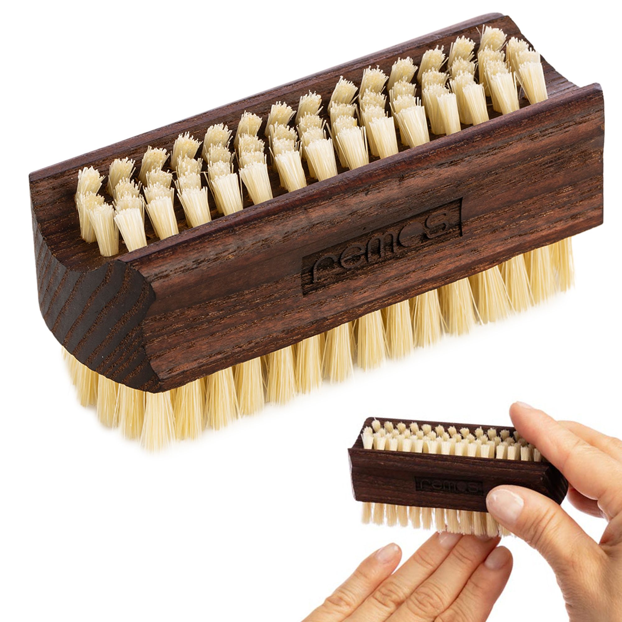 Hand- und Nagelbürste aus dunklem Holz mit hellen Borsten, eine kleinere Version wird in einer Hand gehalten.