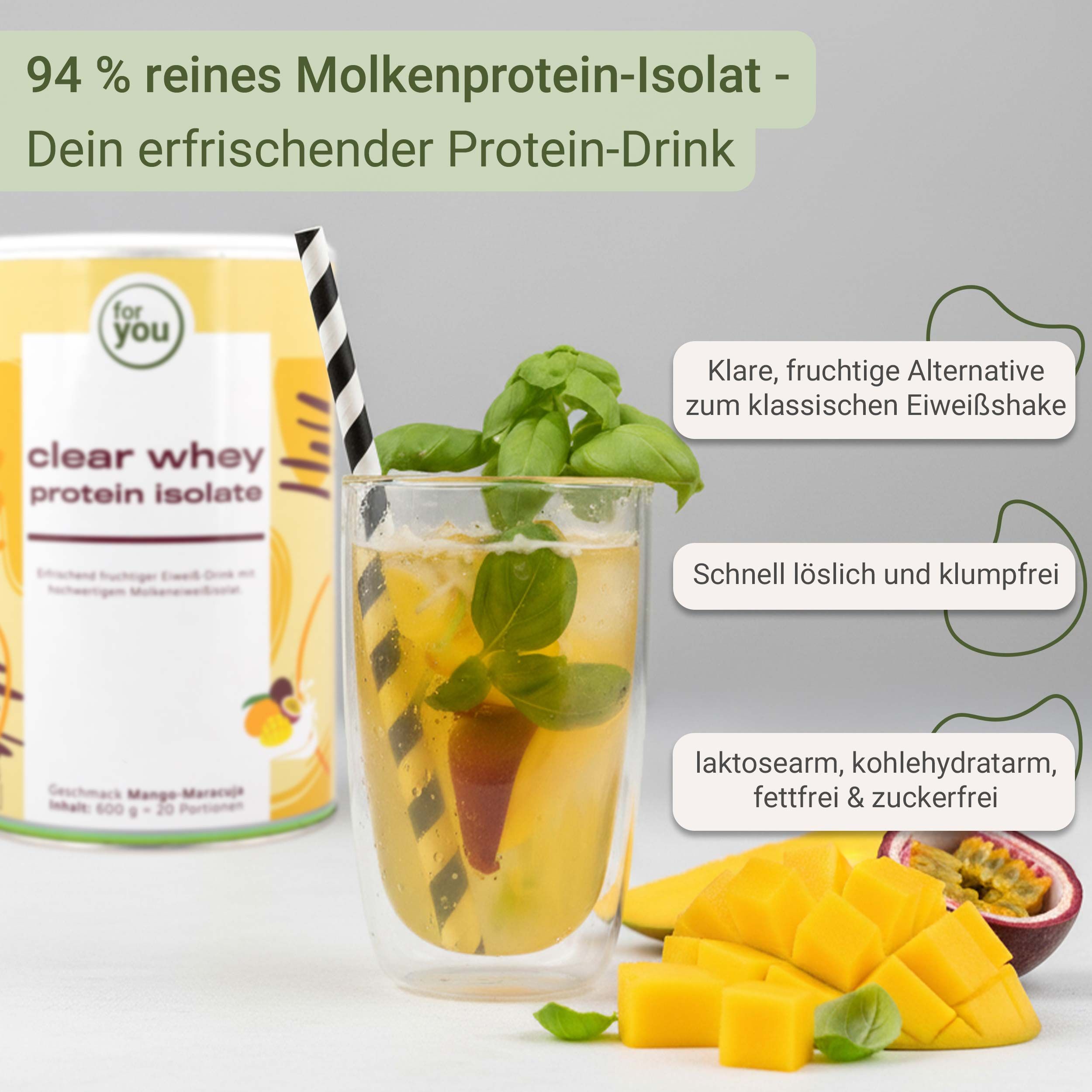 Glas mit Clear Whey Protein Isolate Drink, Mango-Maracuja, garniert mit Minze und Früchten.