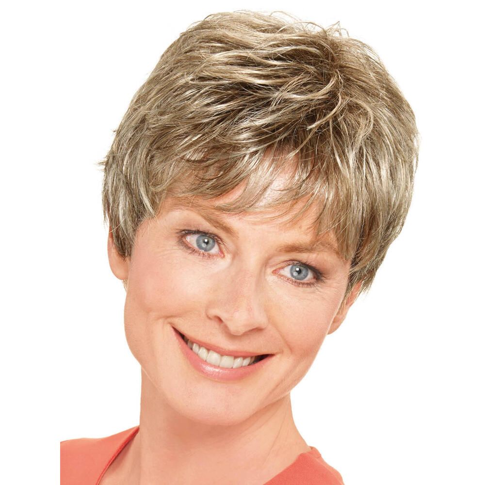 Kurze, blonde Perücke. Frau mit blauen Augen und Lächeln. Vorderansicht.