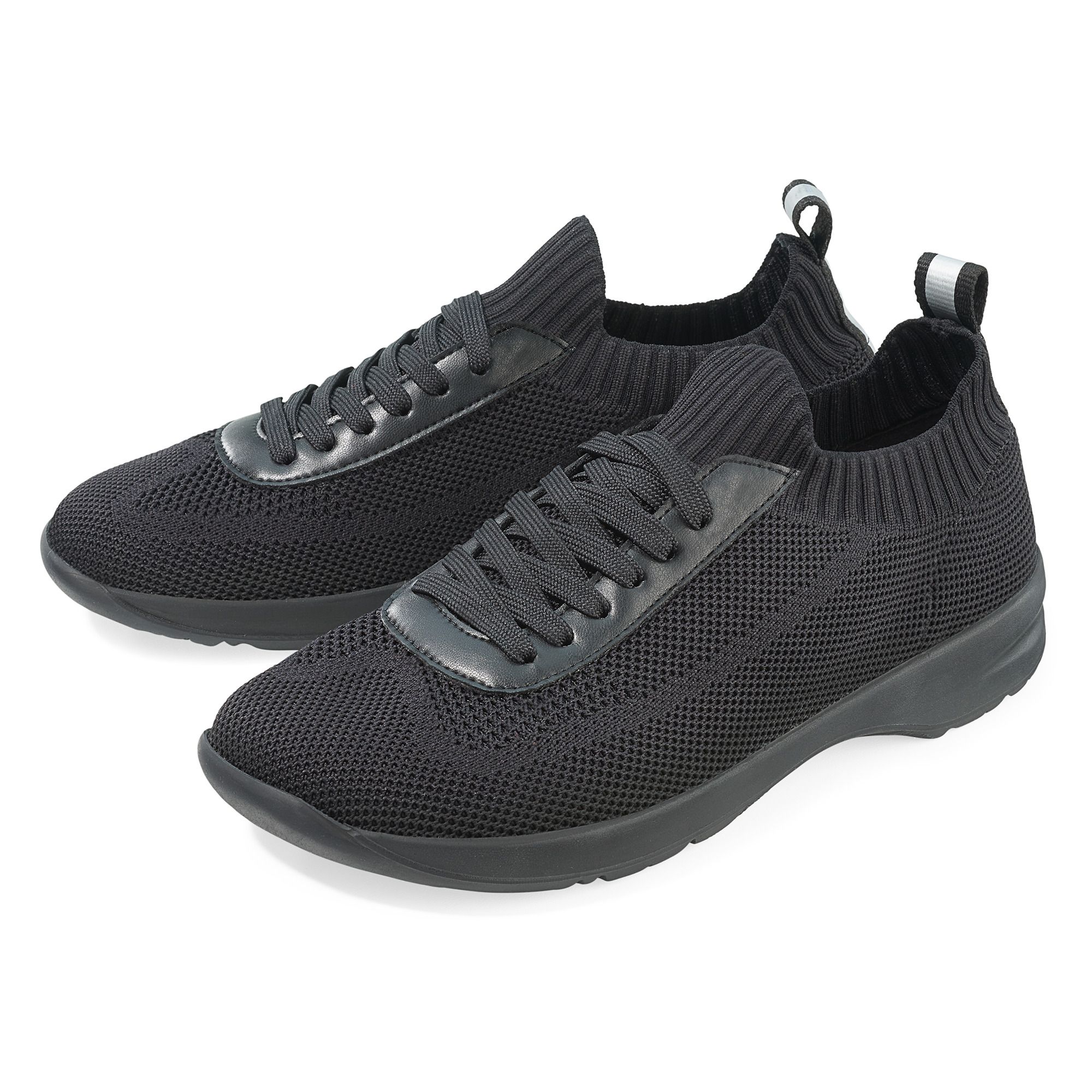 Schwarze Schnürschuhe. Mesh-Obermaterial, Schnürsenkel, breite Passform. Details aus Lederimitat.