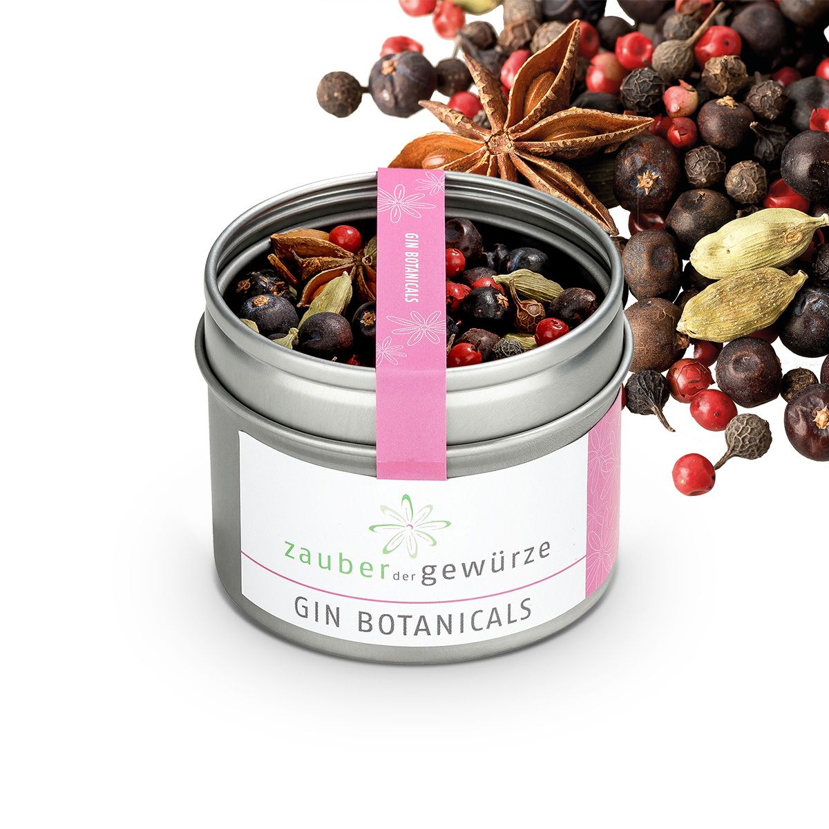Geöffnete Dose Gin Botanicals. Rosa Etikett mit Schriftzug. Inhalt: Wacholderbeeren, Sternanis, Kardamom. Streuung von Botanicals.