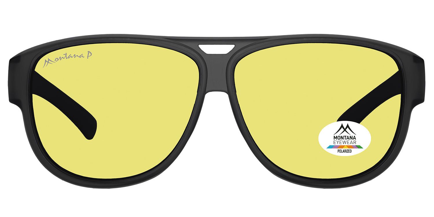 Schwarze Sonnen-Überbrille mit gelben Gläsern. Montana Eyewear Logo auf dem Bügel und Glas. Polarisierte Gläser.