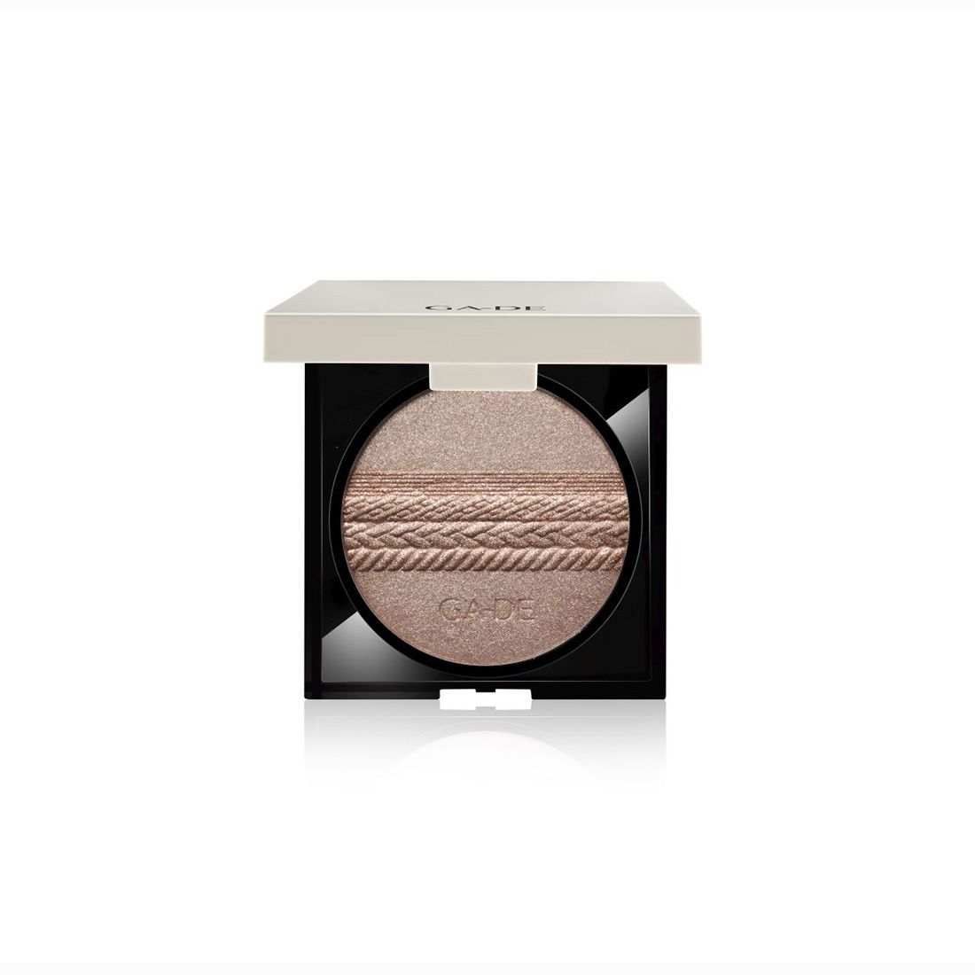 Ga-De Velveteen Highlighting Powder. Runde, geprägte Textur in quadratischer Verpackung mit Deckel. Marke sichtbar.