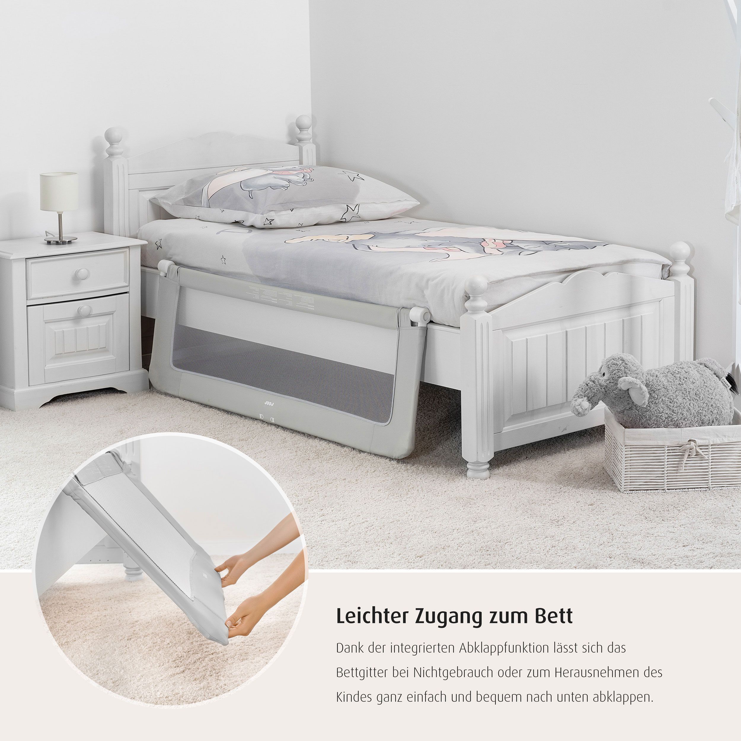 Bettgitter am Bett montiert. Grau mit weißem Netz. Marke reer. Text: Leichter Zugang zum Bett.