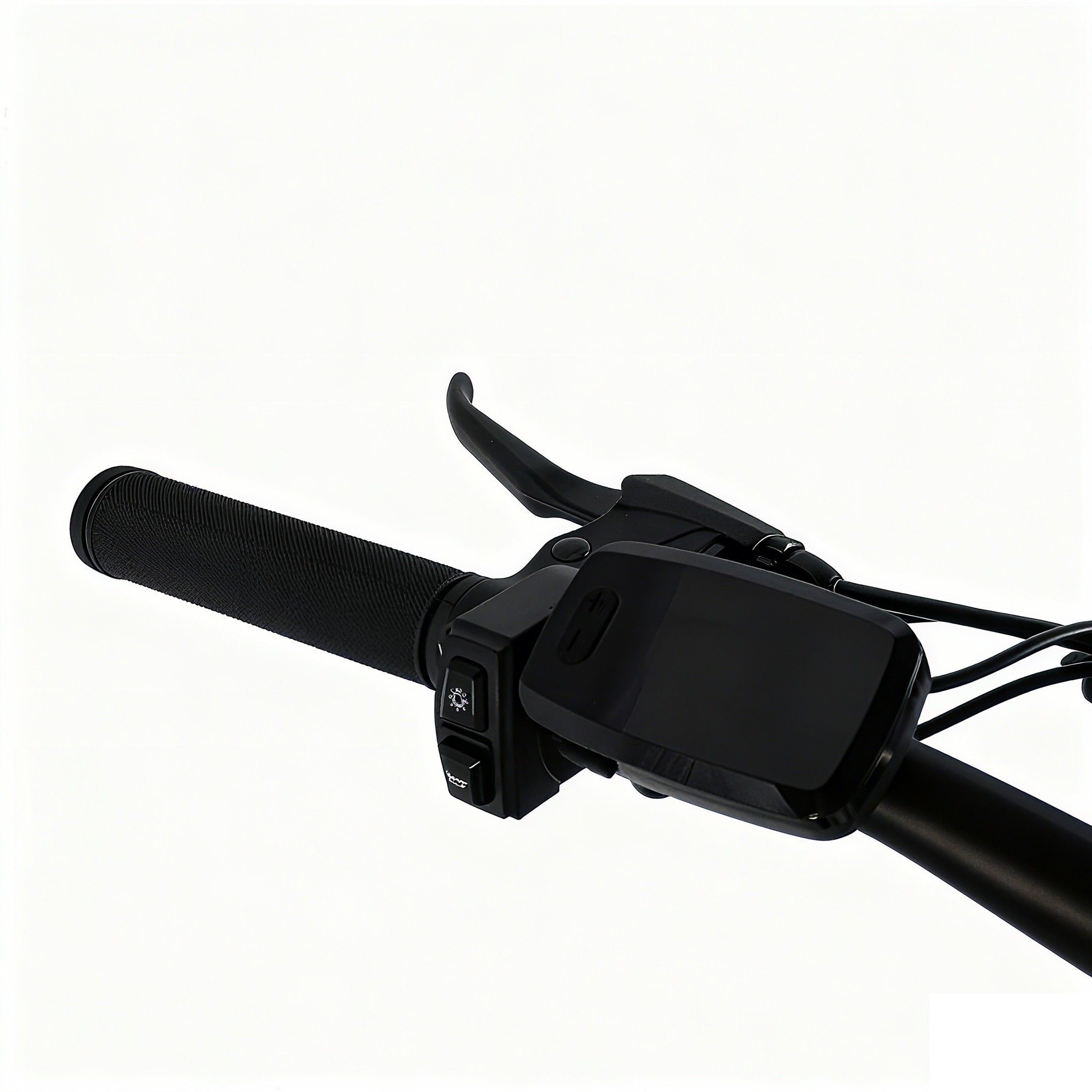 Nahaufnahme des Lenkers eines Elektrofahrrads. Schwarze Griffe, Bedienelemente und Display. Bremshebel.