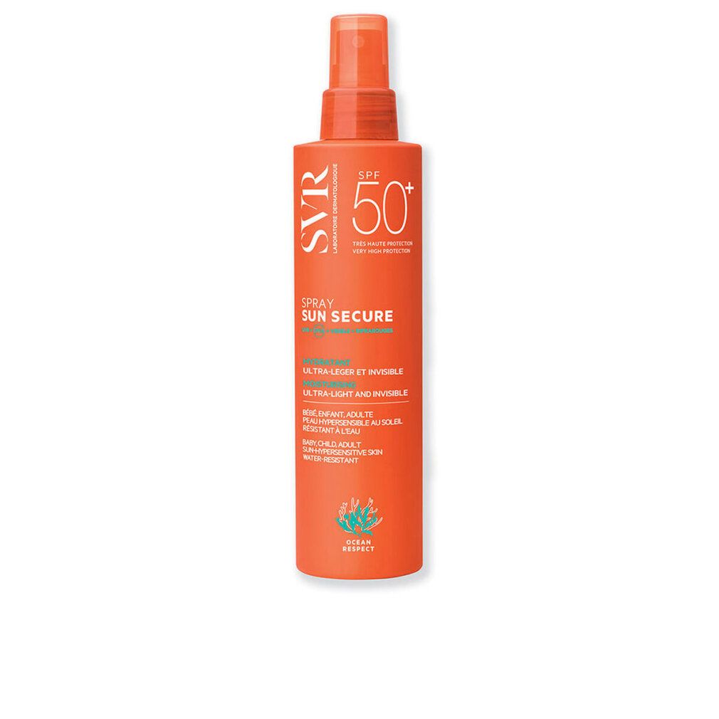 SVR Sun Secure Spray SPF50+ auf einer Schulter aufgetragen, Strand im Hintergrund.