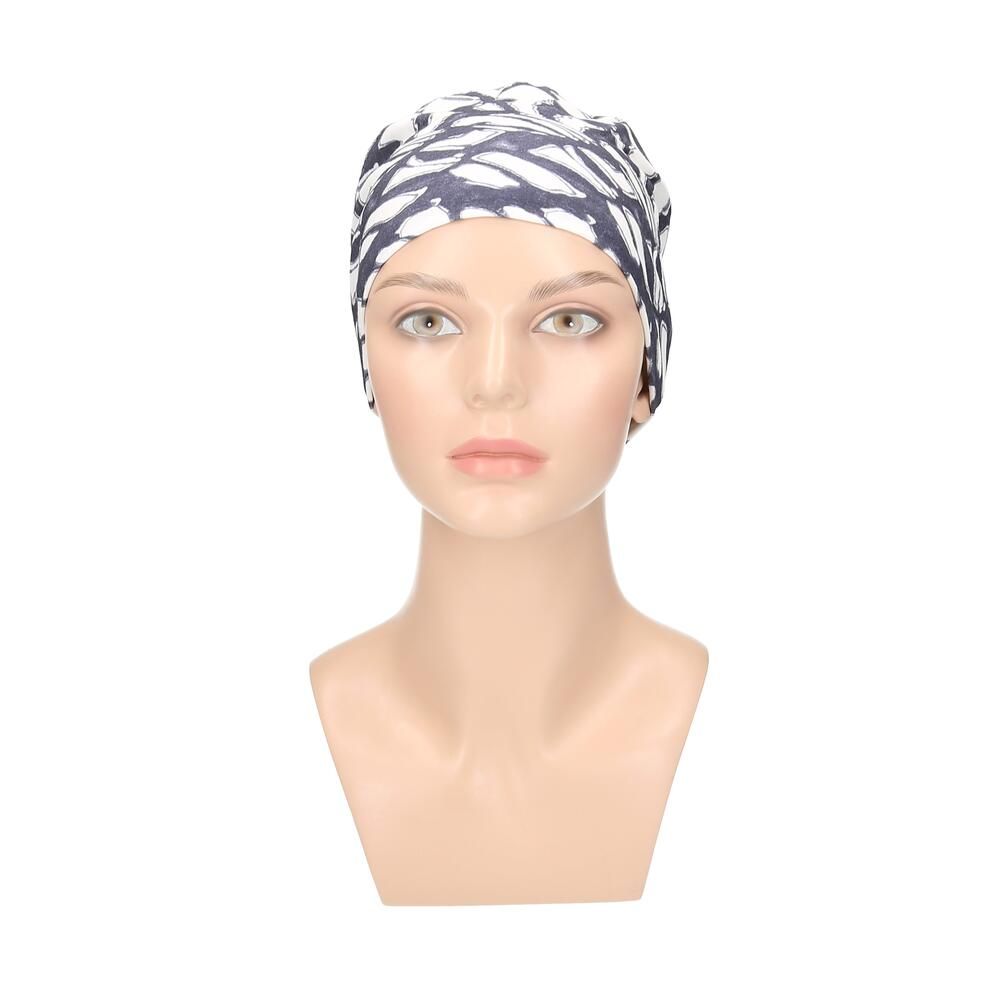 Turban in Ecru/Grau mit abstraktem Muster. Auf einer Büste präsentiert.