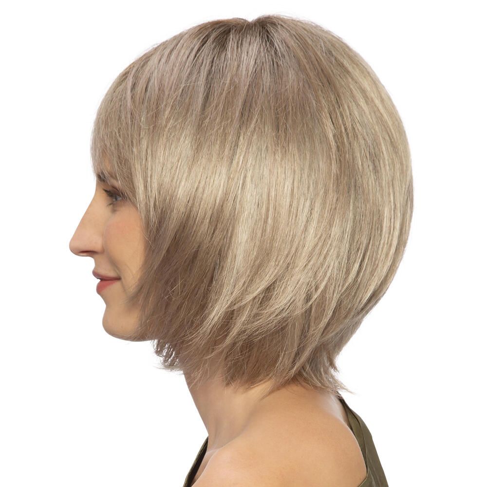 Perücke Renée von trendhair, blond, mit Pony. Seitenansicht einer Frau.