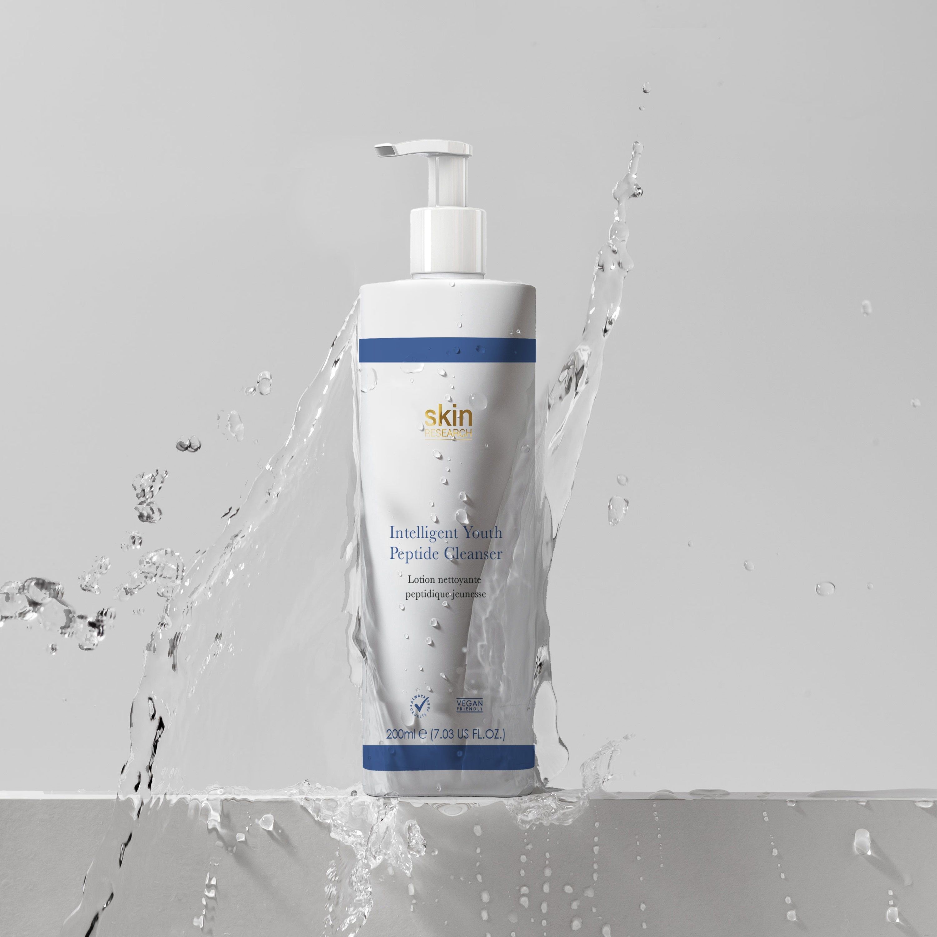 Hautpflegeprodukt mit Pumpe, umgeben von Wasser. Aufschrift: Intelligent Youth Peptide Cleanser. Marke: Skin Research.