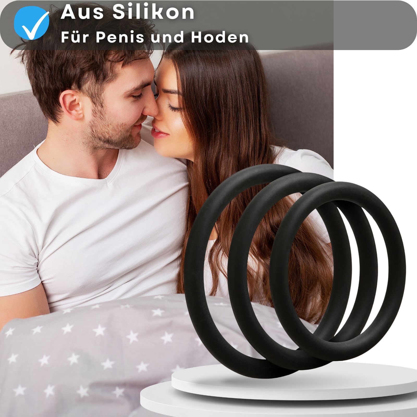Produktabbildung mit Text: Aus Silikon, für Penis und Hoden. Paar im Bett.