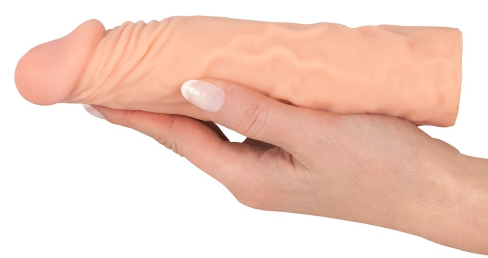 Fleischfarbener Penisverlängerungssleeve, gehalten von einer Hand.