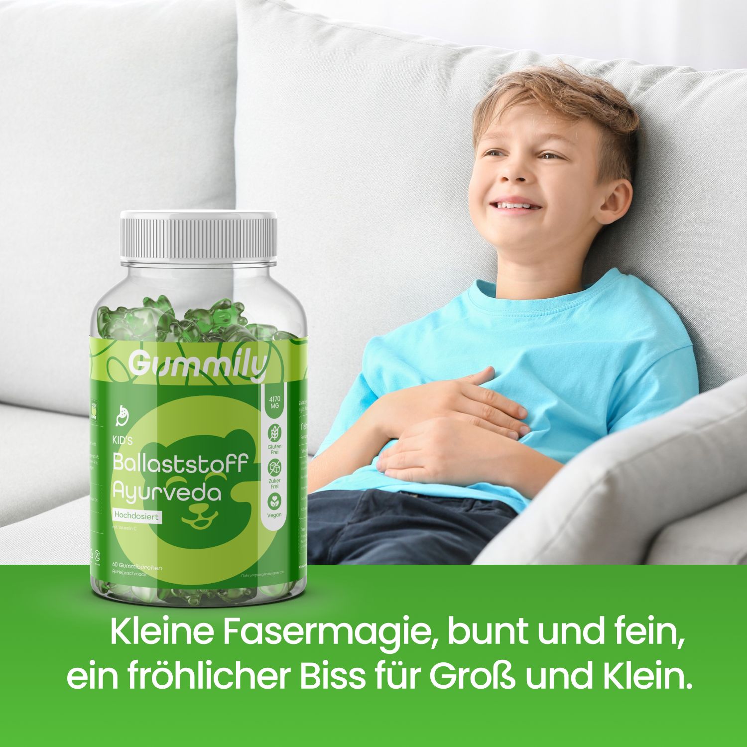 Gummily® Ballaststoff Ayurveda Gummibärchen neben Kind auf Sofa. Grüne Gummibärchen im Glas. Text: Kleine Fasermagie, bunt und fein.