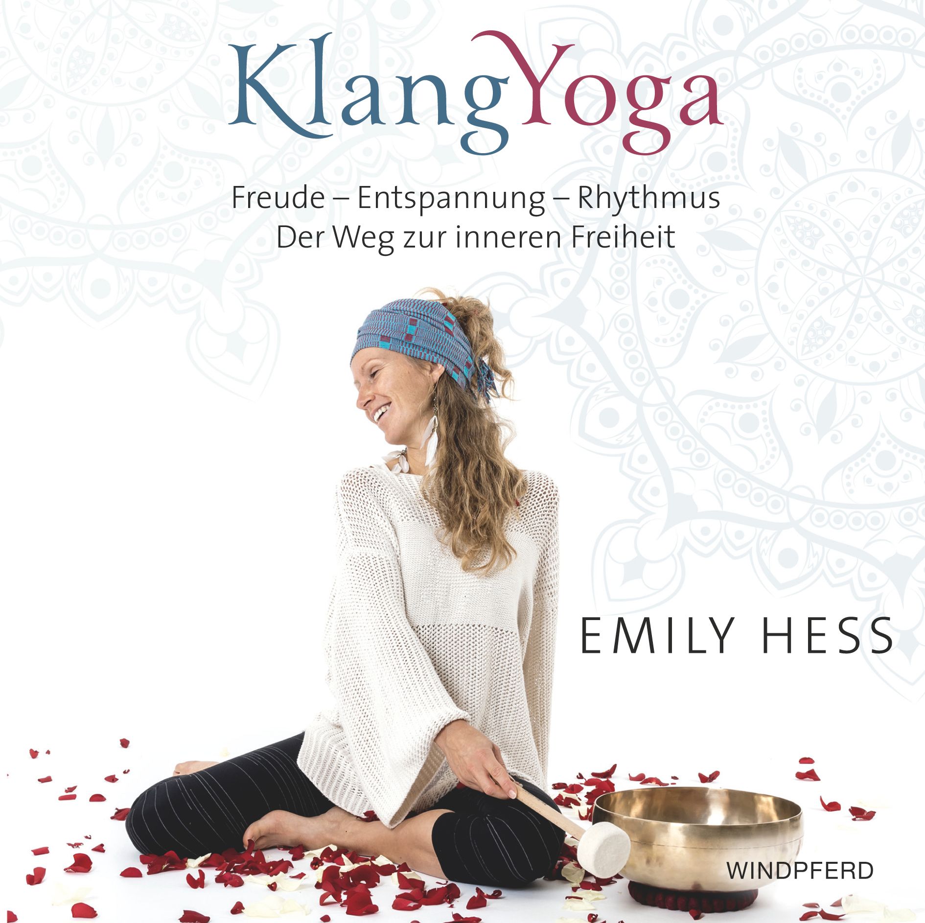 Frau sitzt mit Klangschale und Schlägel. Titel: KlangYoga. Autorin: Emily Hess. Text: Freude - Entspannung - Rhythmus. Der Weg zur inneren Freiheit. Marke: Windpferd.