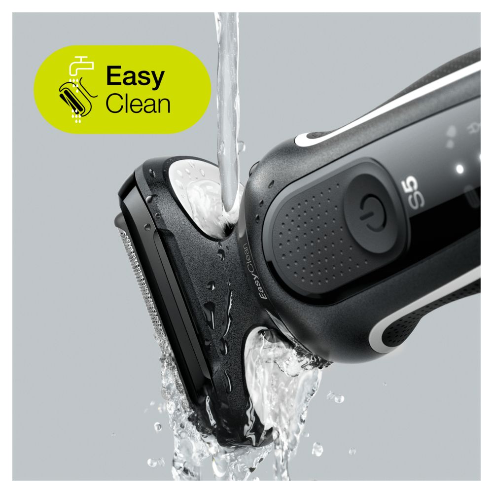 Schwarzer Elektrorasierer Braun Series 5 unter fließendem Wasser. Easy Clean-Logo. Detailaufnahme des Rasiererkopfes.