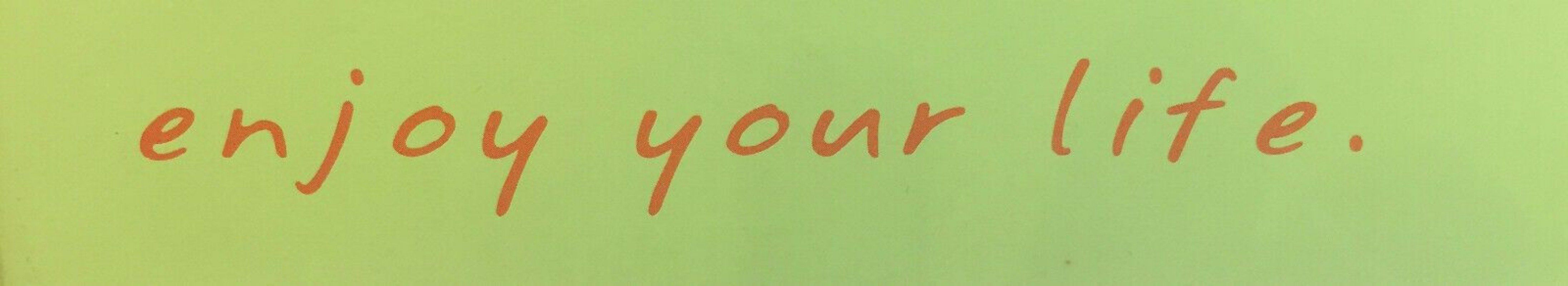 Text 'enjoy your life' in orange Schrift auf grünem Hintergrund.